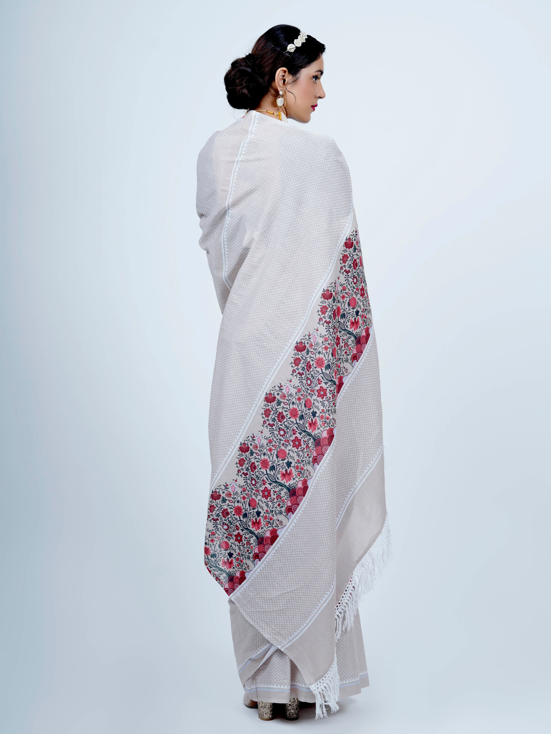 Buta Buti Floral Printed Cotton Tasseled Saree