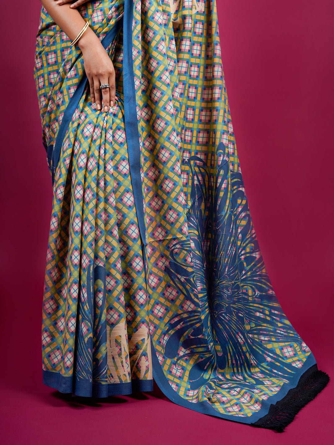 Buta Buti Checked and Floral Printed Cotton Saree With Tassels Embellishment