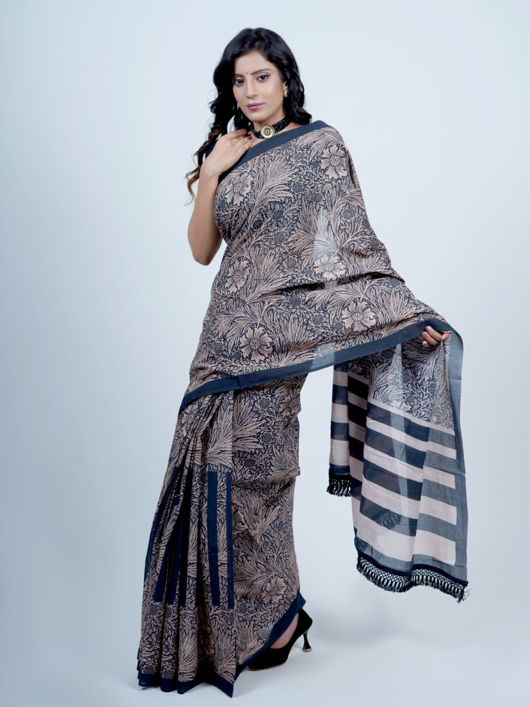 Buta Buti Floral Printed Pure Cotton Tasseled Printed Saree