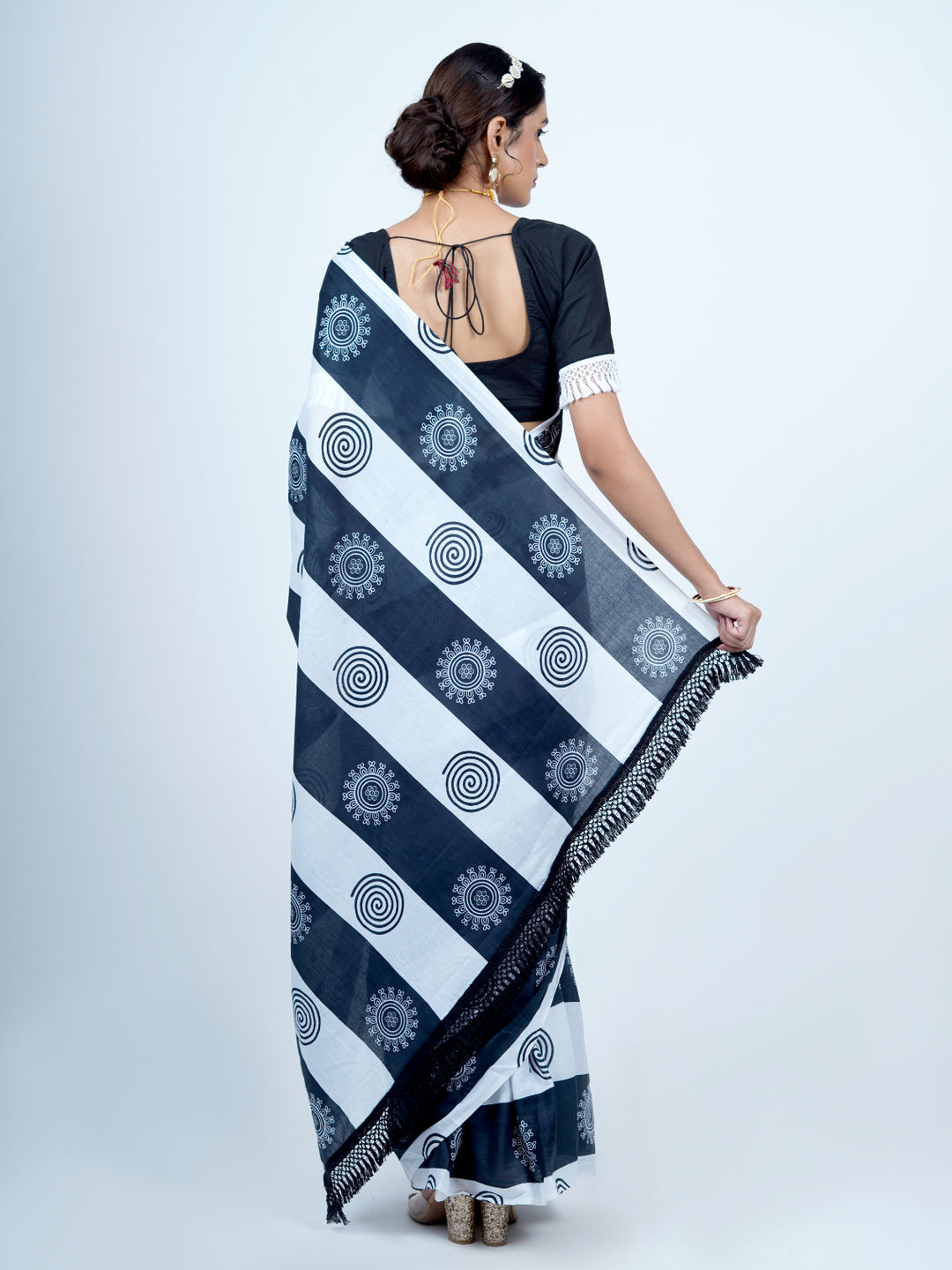 Buta Buti Geometrical Printed Pure Cotton Tasseled Saree