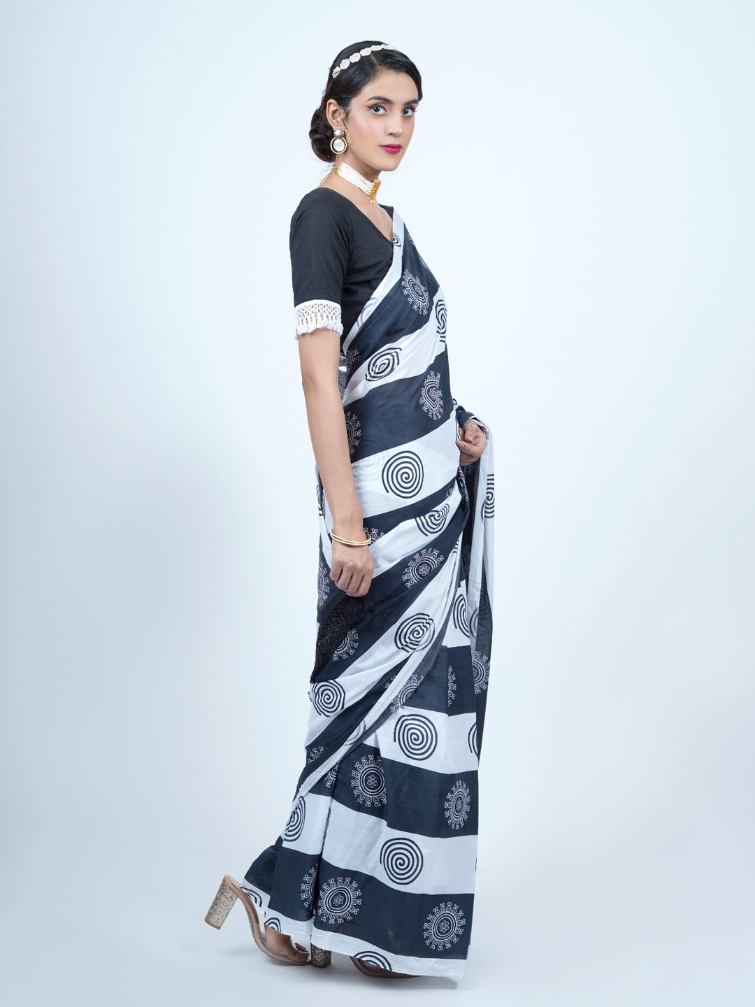 Buta Buti Geometrical Printed Pure Cotton Tasseled Saree