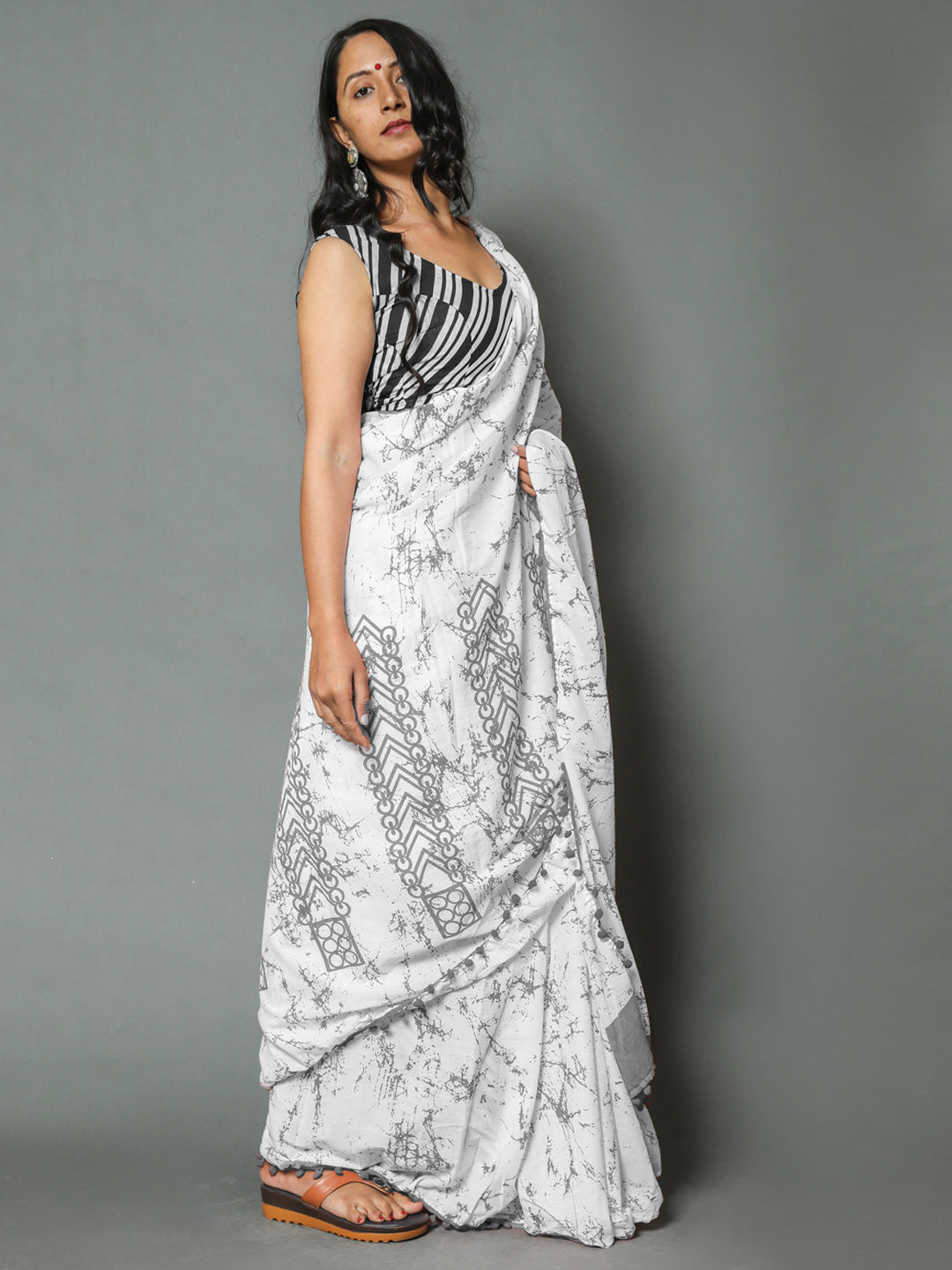 Buta Buti Grey Colour Tie and Dye Printed Pure Cotton Saree