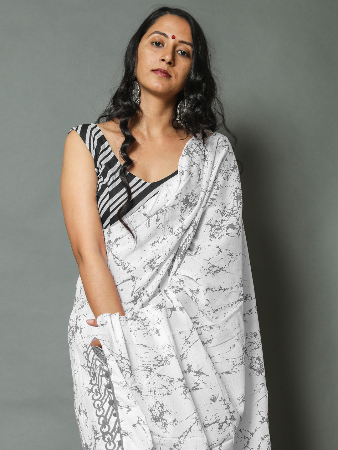 Buta Buti Grey Colour Tie and Dye Printed Pure Cotton Saree