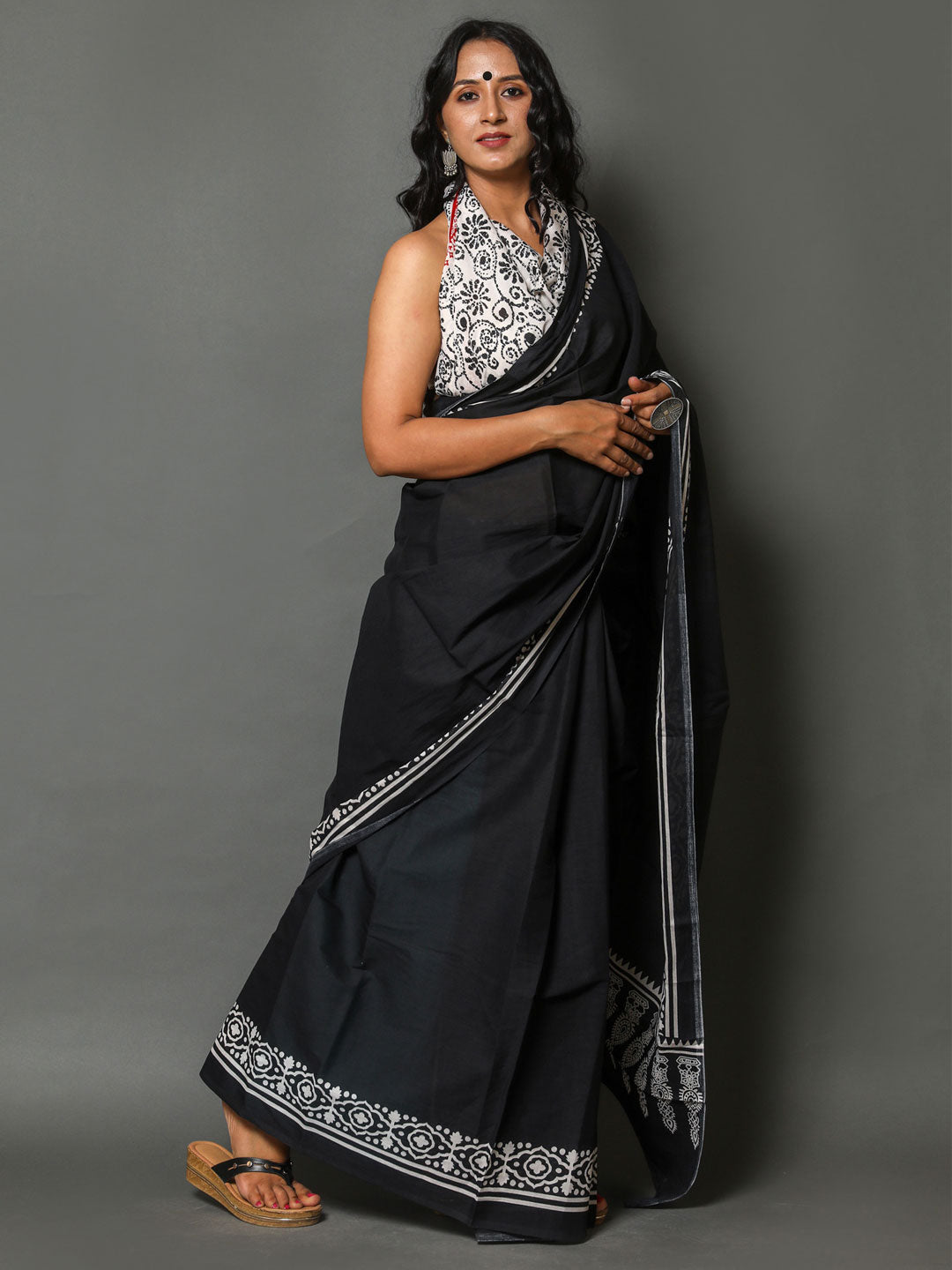 Buta Buti Black & White Solid Pure Cotton Saree